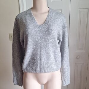 🎁CeCe Light Gray V-Neck Sweater Size M